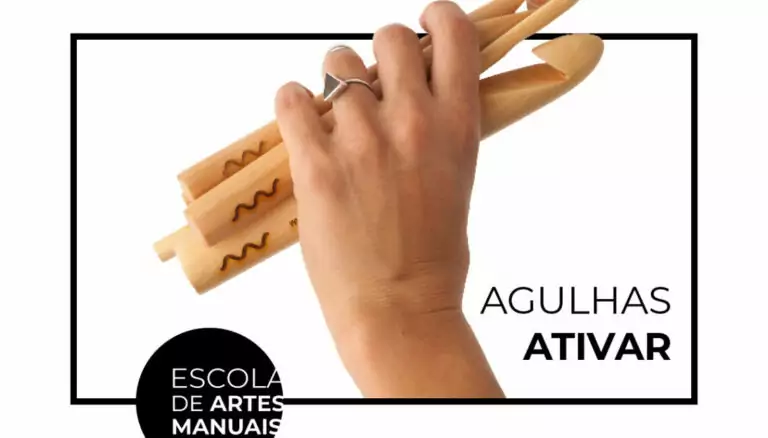 Mão com agulhas de crochê convidando para o movimento agulhas ativar no Instagram