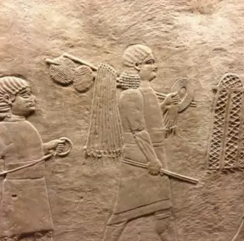 Imagem com povos antigos praticando o crochê
